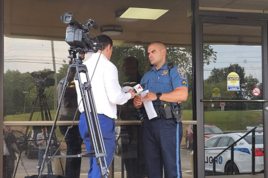 14일(현지시간) 미국 조지아주 애틀랜타에서 한인 6명이 한인 여성을 살해한 혐의로 체포됐다. 귀넷 카운티 경찰이 언론과 인터뷰를 갖고 수사 결과를 발표하고 있다. 사진 연합뉴스